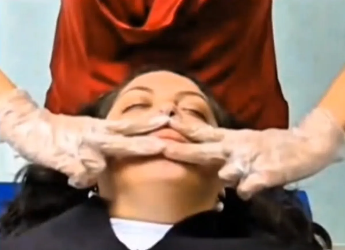 Manipulação da musculatura orofacial e mastigatória com as duas mãos
